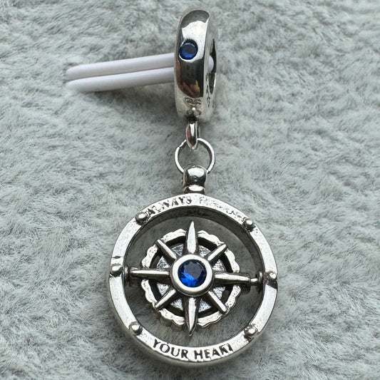 Charm Colgante Brújula Giratoria Pandora Vista Frontal