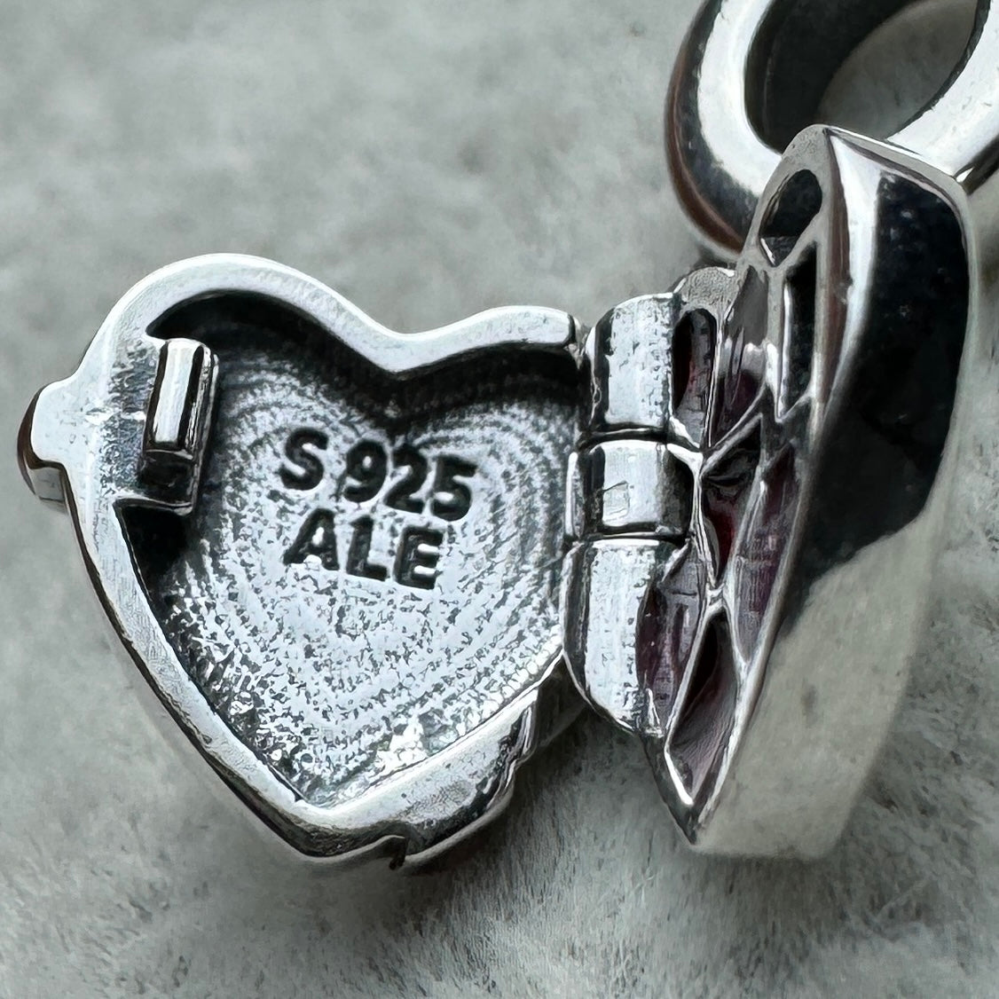 Charm Colgante Caja De Chocolates Que Se Abre Pandora Vista Desde Adentro