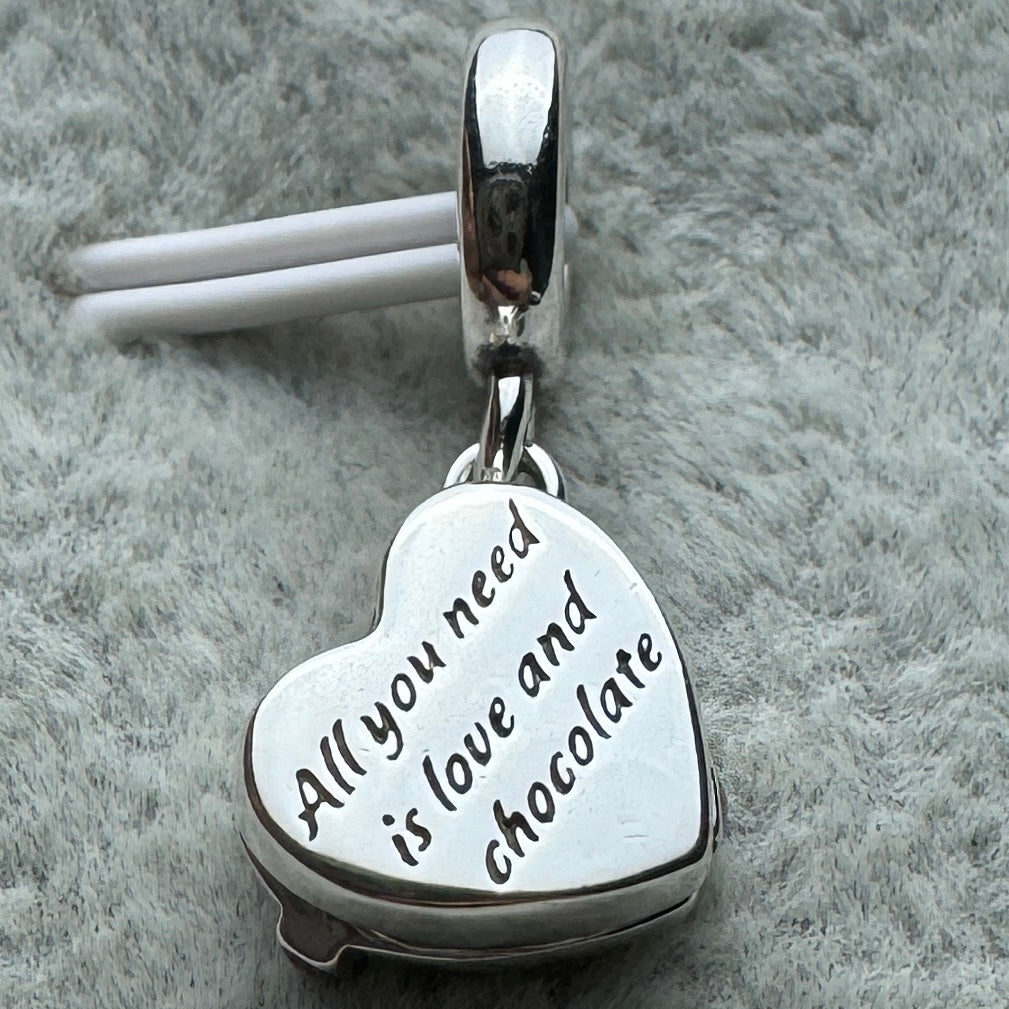 Charm Colgante Caja De Chocolates Que Se Abre Pandora Vista Desde Atrás