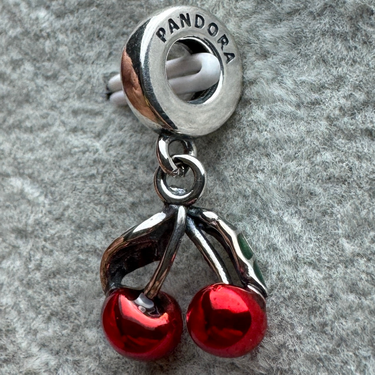 Charm Colgante Cerezas Asimétricas Pandora Vista Del Costado