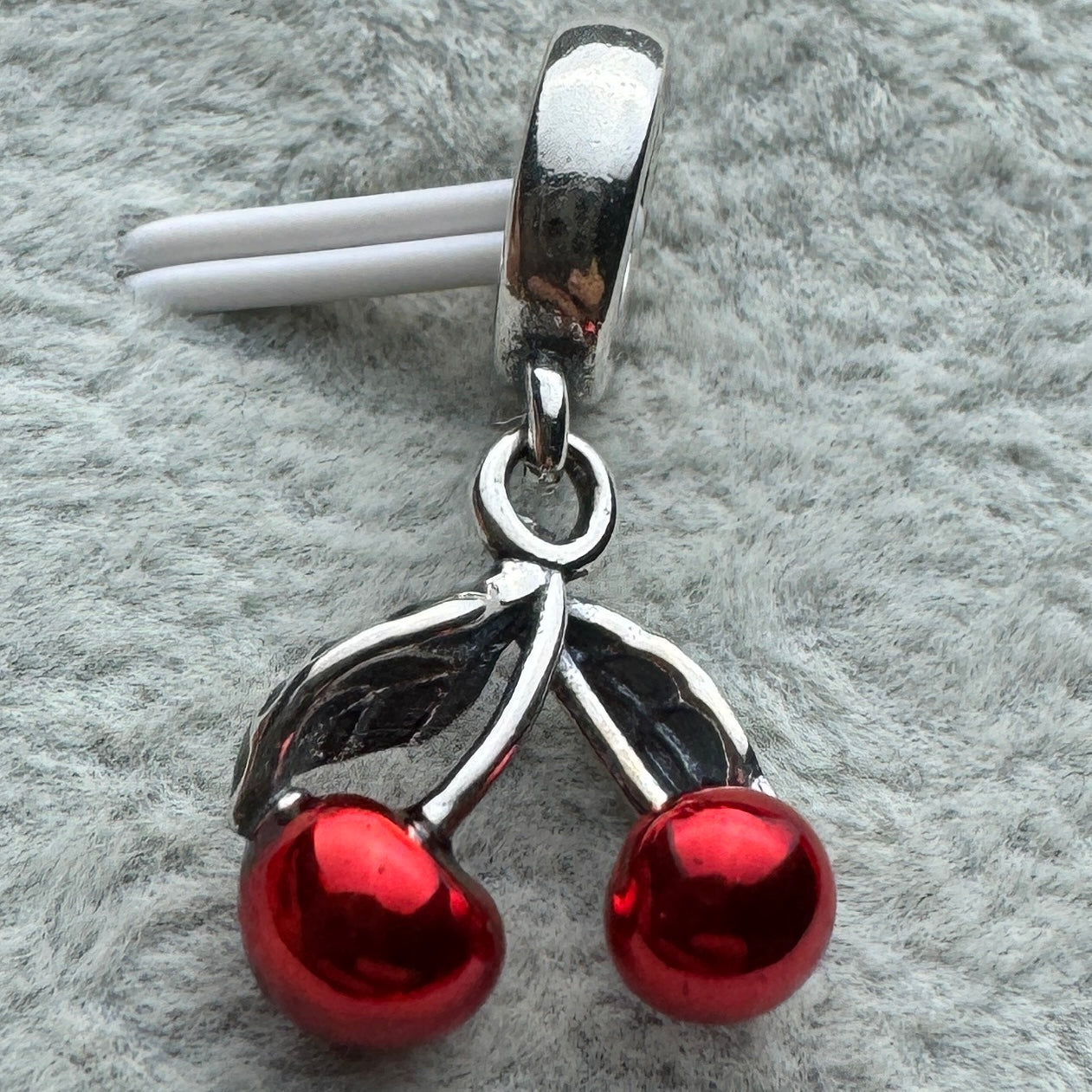 Charm Colgante Cerezas Asimétricas Pandora Vista Desde Atrás