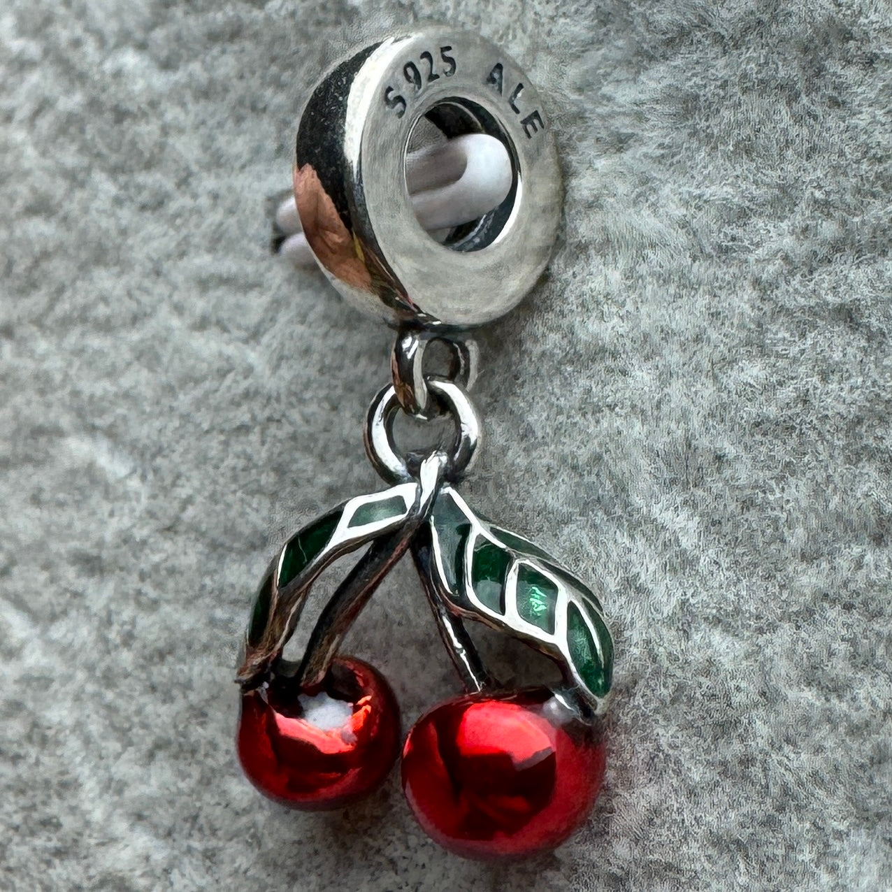 Charm Colgante Cerezas Asimétricas Pandora Vista Lateral