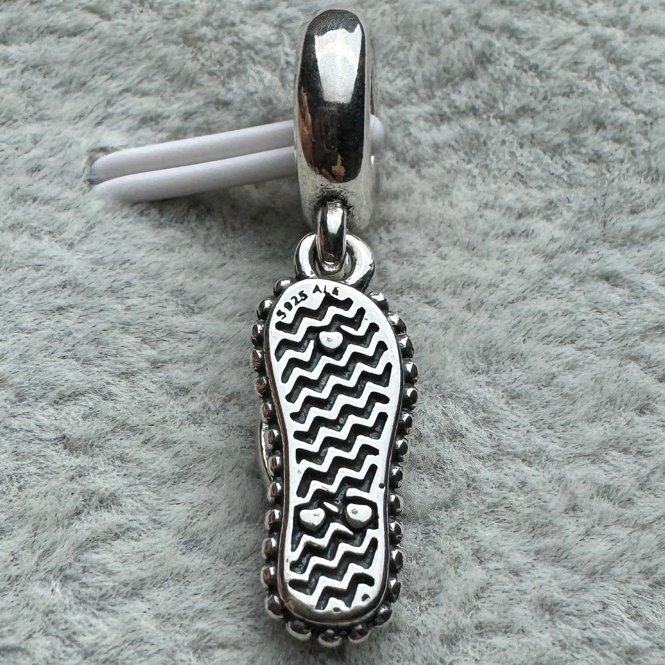 Charm Colgante Chancla Pandora Vista Desde Atrás