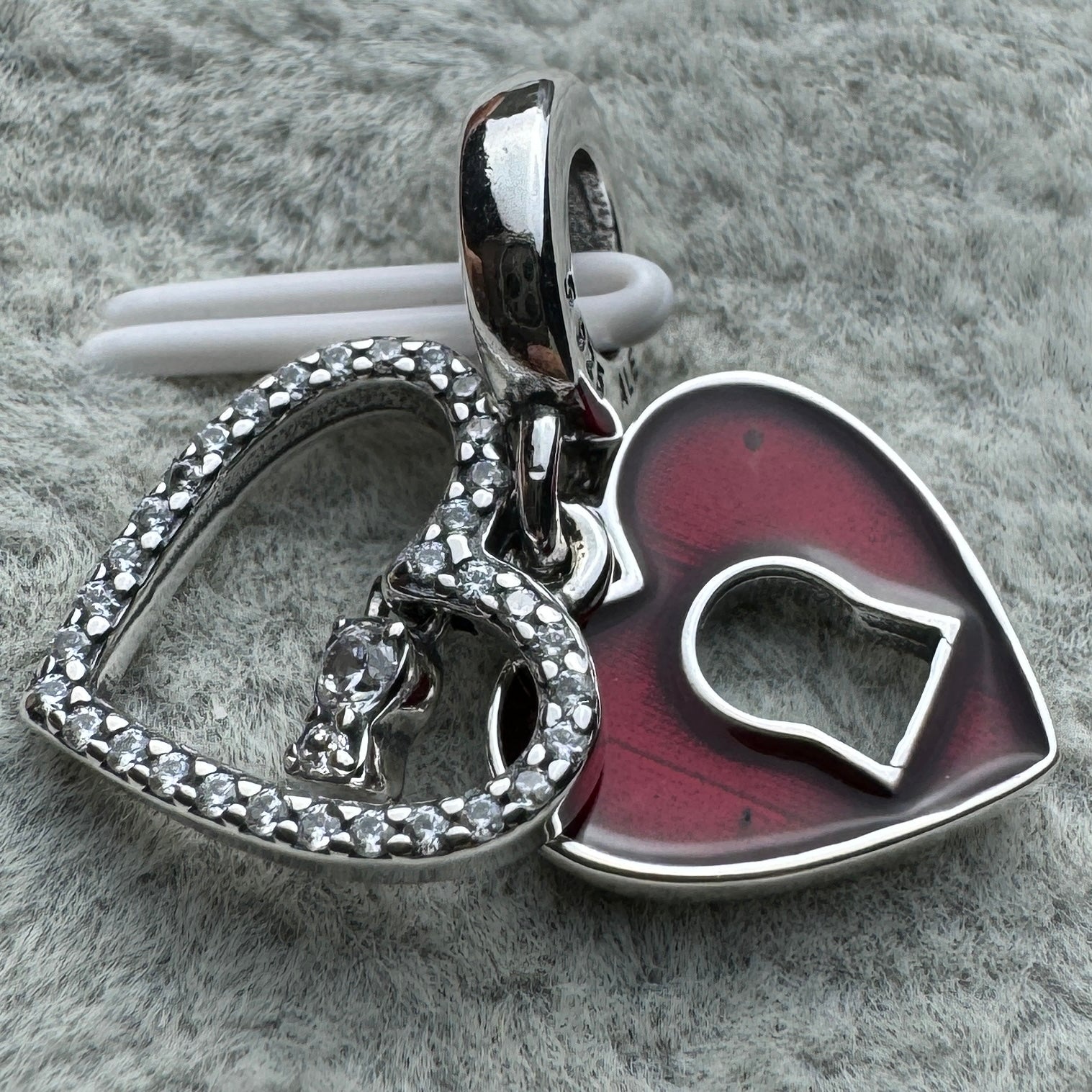 Charm Colgante Doble Corazón Rojo Y Cerradura Pandora Vista Frontal Abierto