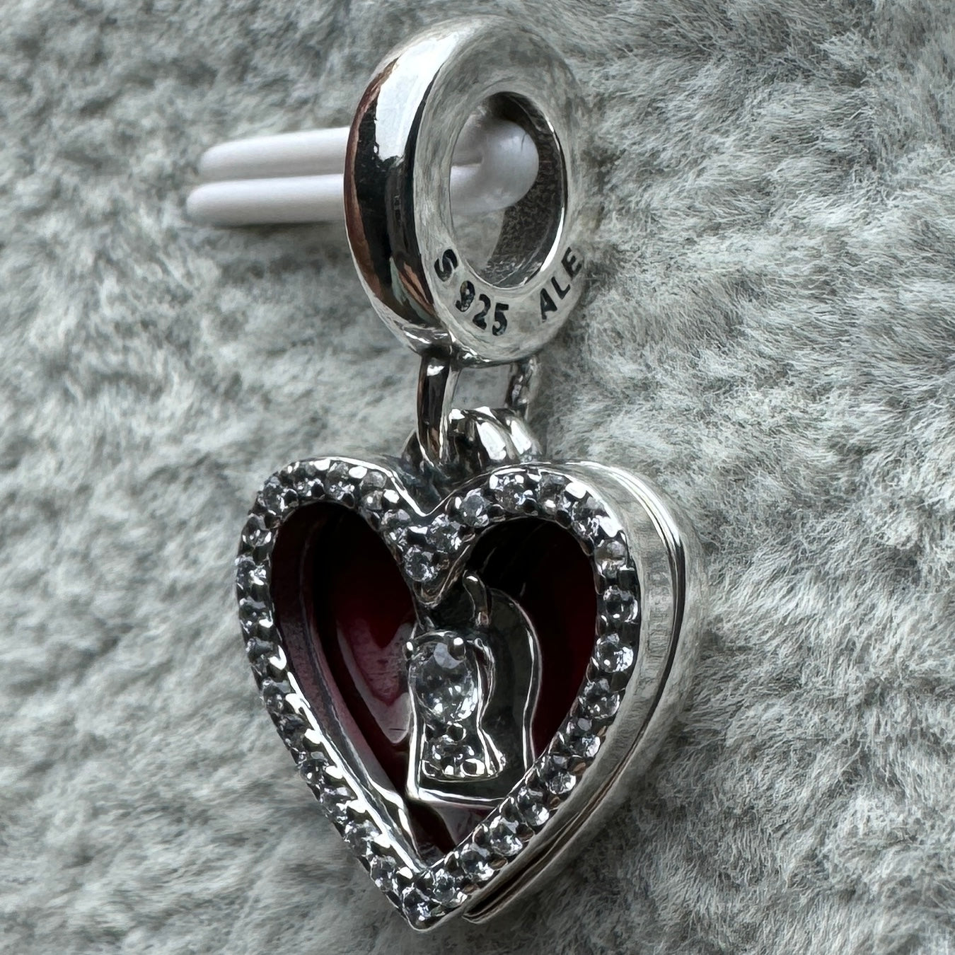 Charm Colgante Doble Corazón Rojo Y Cerradura Pandora Vista Lateral