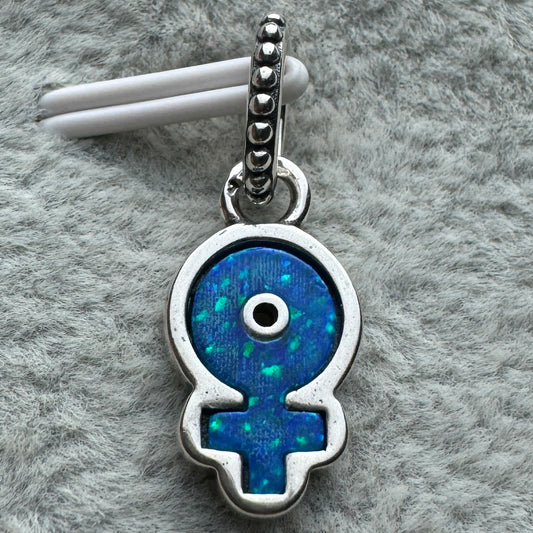 Charm Colgante Opalescente Azul Signo De La Mujer Pandora Vista Frontal