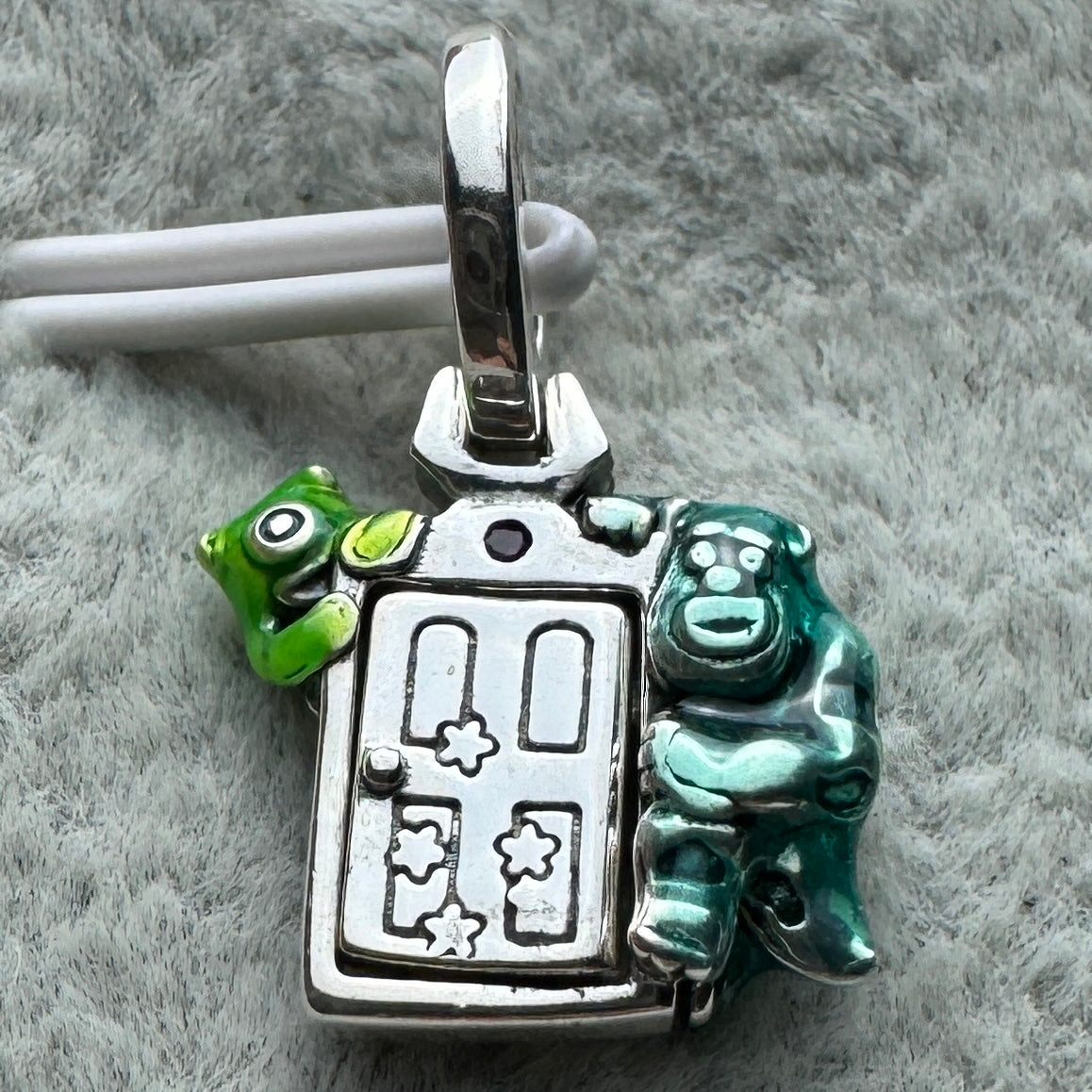 Charm Colgante Puerta De Monsters Inc. Disney Pandora Vista Frontal Puerta Cerrada