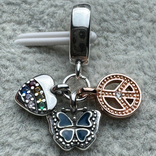 Charm Colgante Triple Corazón Arcoíris, Mariposa Y Paz De Dos Tonos Pandora Vista Frontal