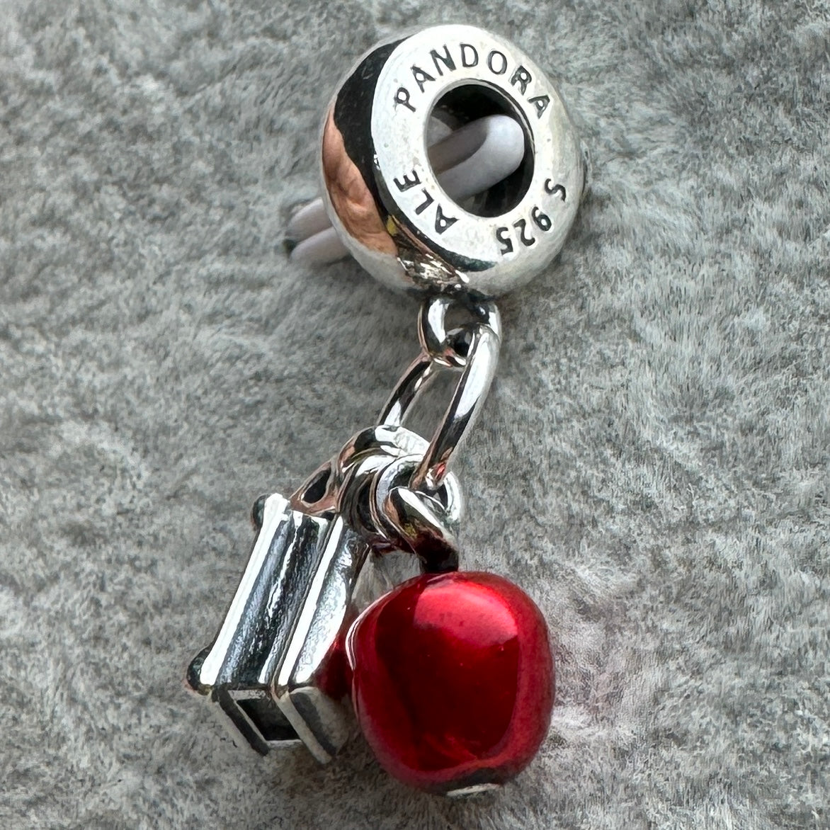 Charm Colgante Triple Manzana, Gema Y Cofre Princesa Blanca Nieves Disney Pandora Vista Del Costado