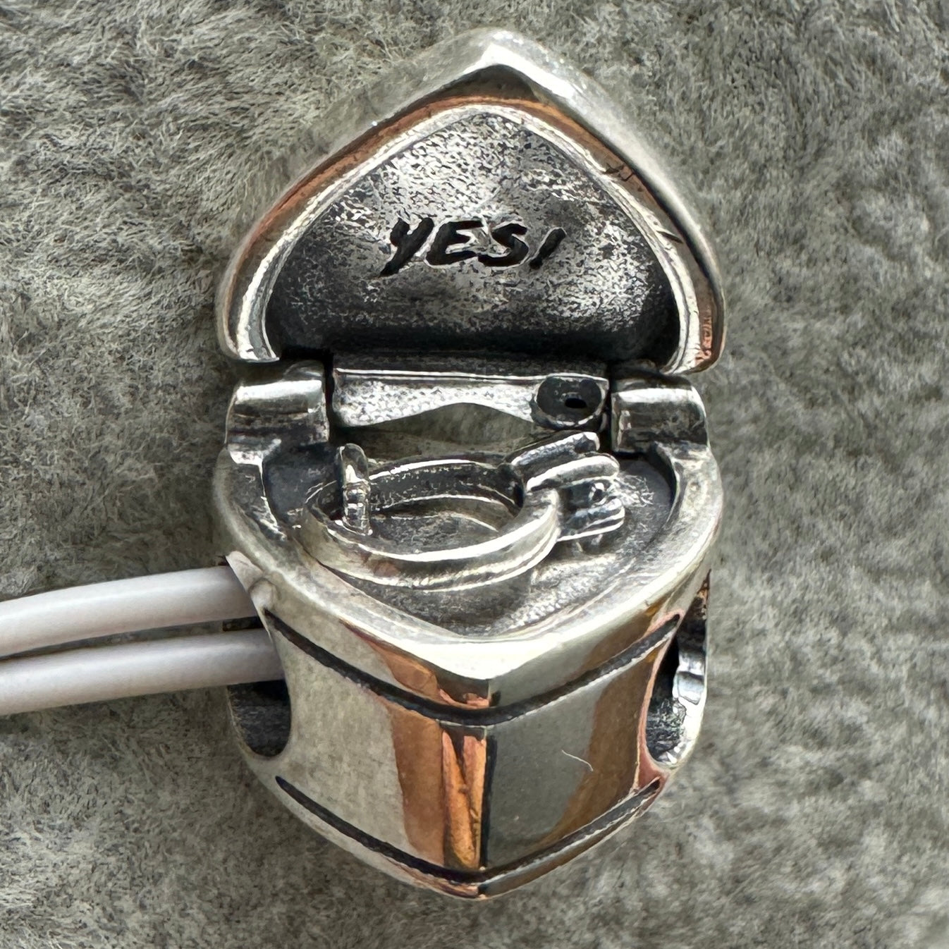 Charm Corazón Que Se Abre Y Muestra Anillo Pandora Vista Desde Arriba