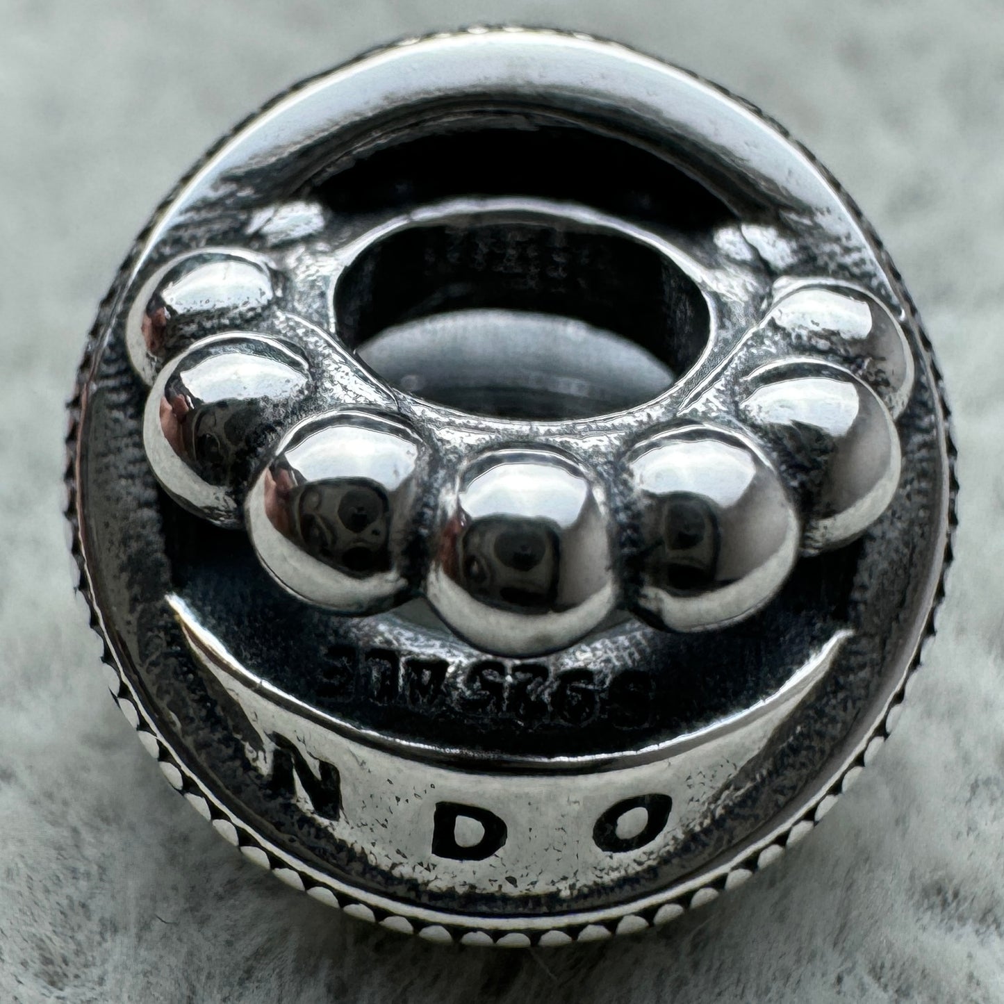Charm Esfera Logotipo Brillante Pandora Vista Desde Arriba