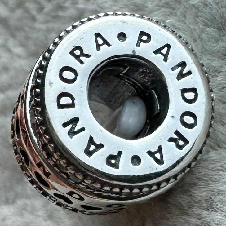 Charm Grande Logotipo Brillante Giratorio Pandora Vista Del Costado