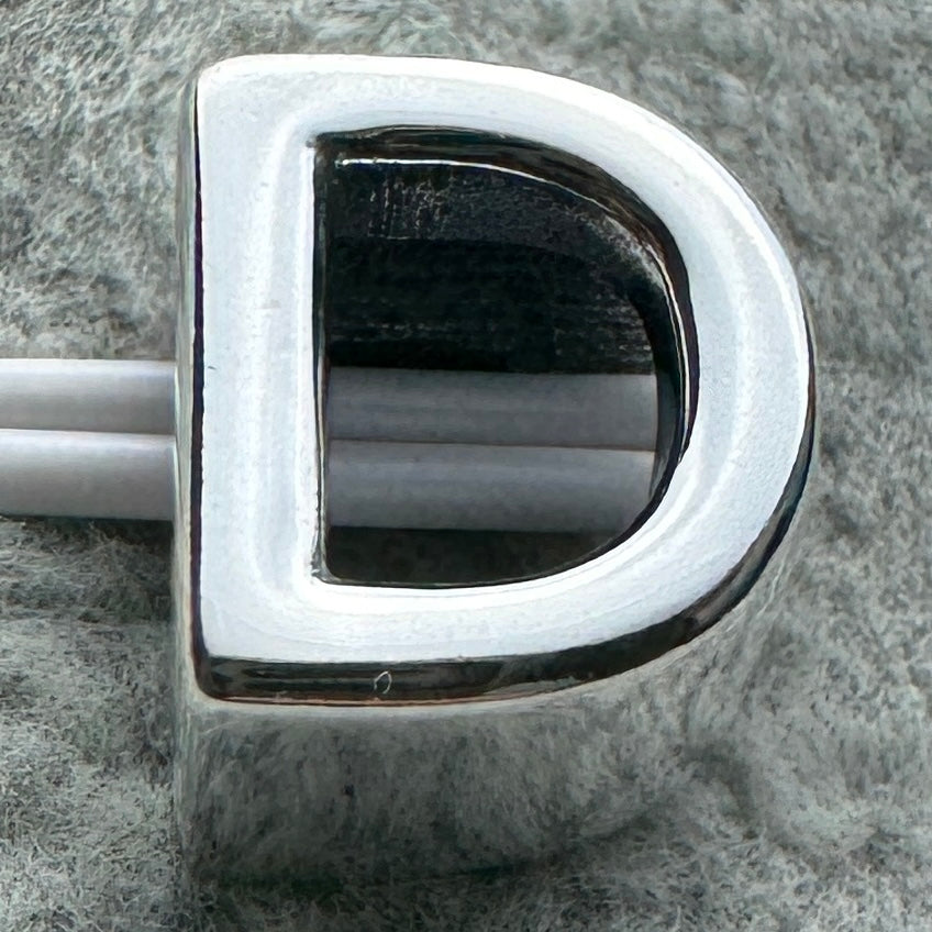 Charm Letra D Pandora Vista Frontal