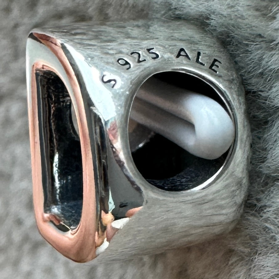 Charm Letra D Pandora Vista Lateral