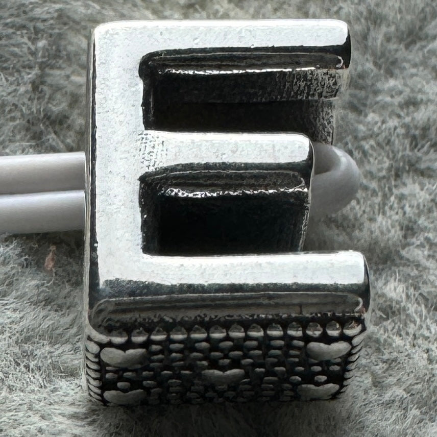 Charm Letra E Pandora Vista Frontal