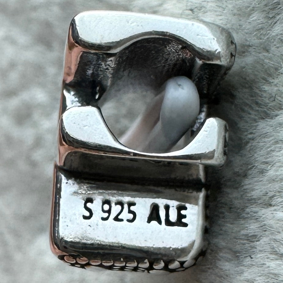 Charm Letra F Pandora Vista Lateral