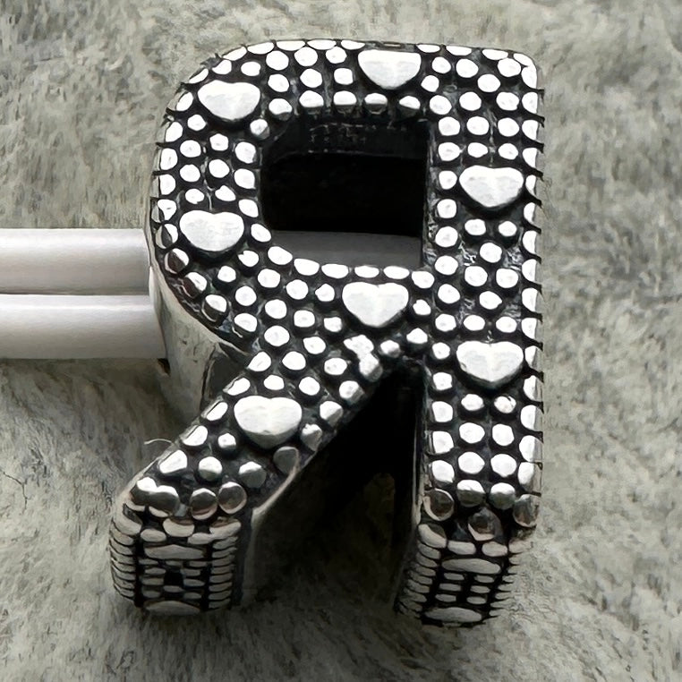 Charm Letra R Pandora Vista Desde Atrás