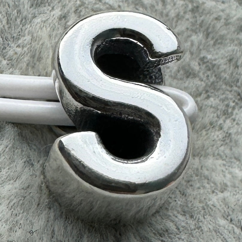 Charm Letra S Pandora Vista Frontal