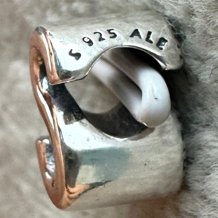 Charm Letra S Pandora Vista Lateral