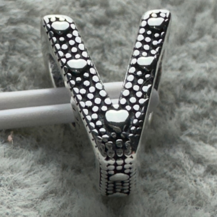 Charm Letra V Pandora Vista Desde Atrás