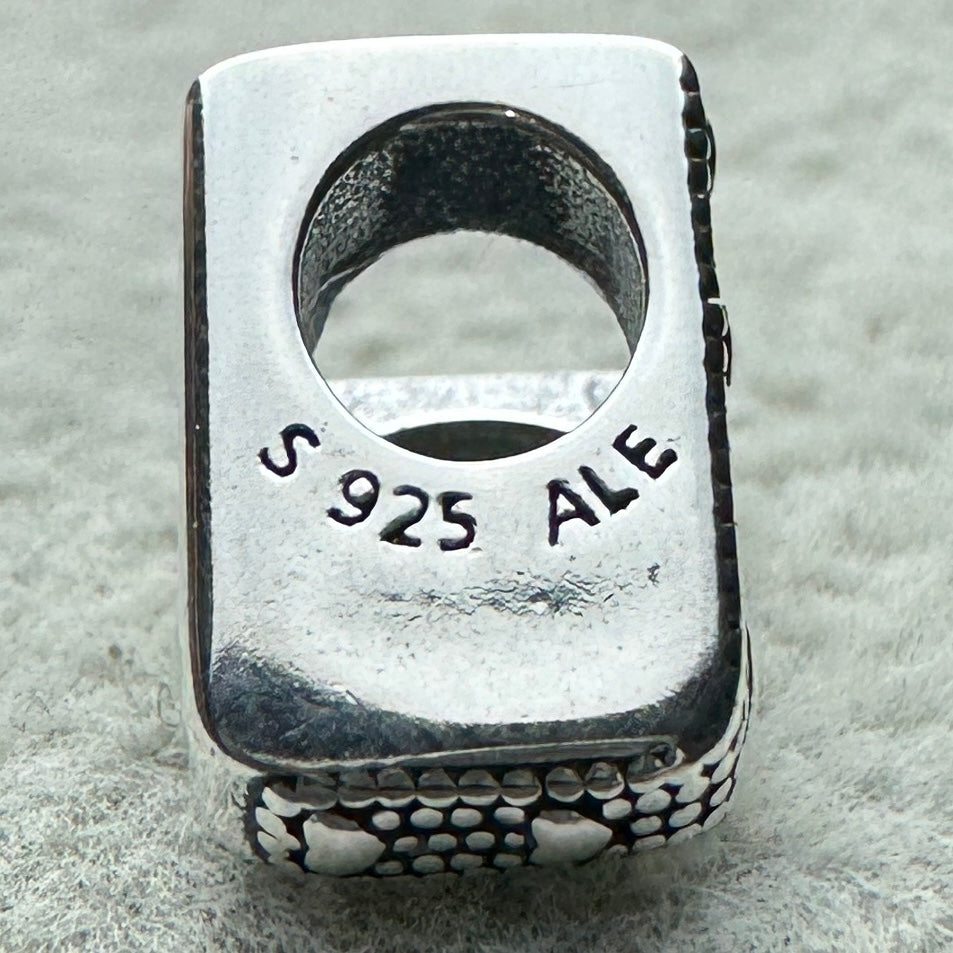 Charm Letra V Pandora Vista Lateral