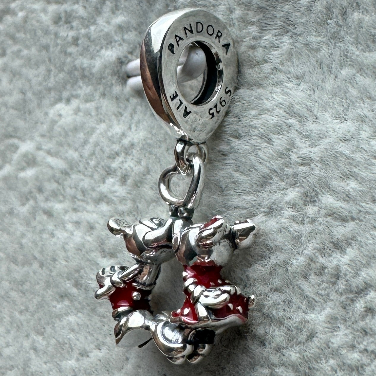 Charm Mickey Y Minnie Beso Disney Pandora Vista Del Costado