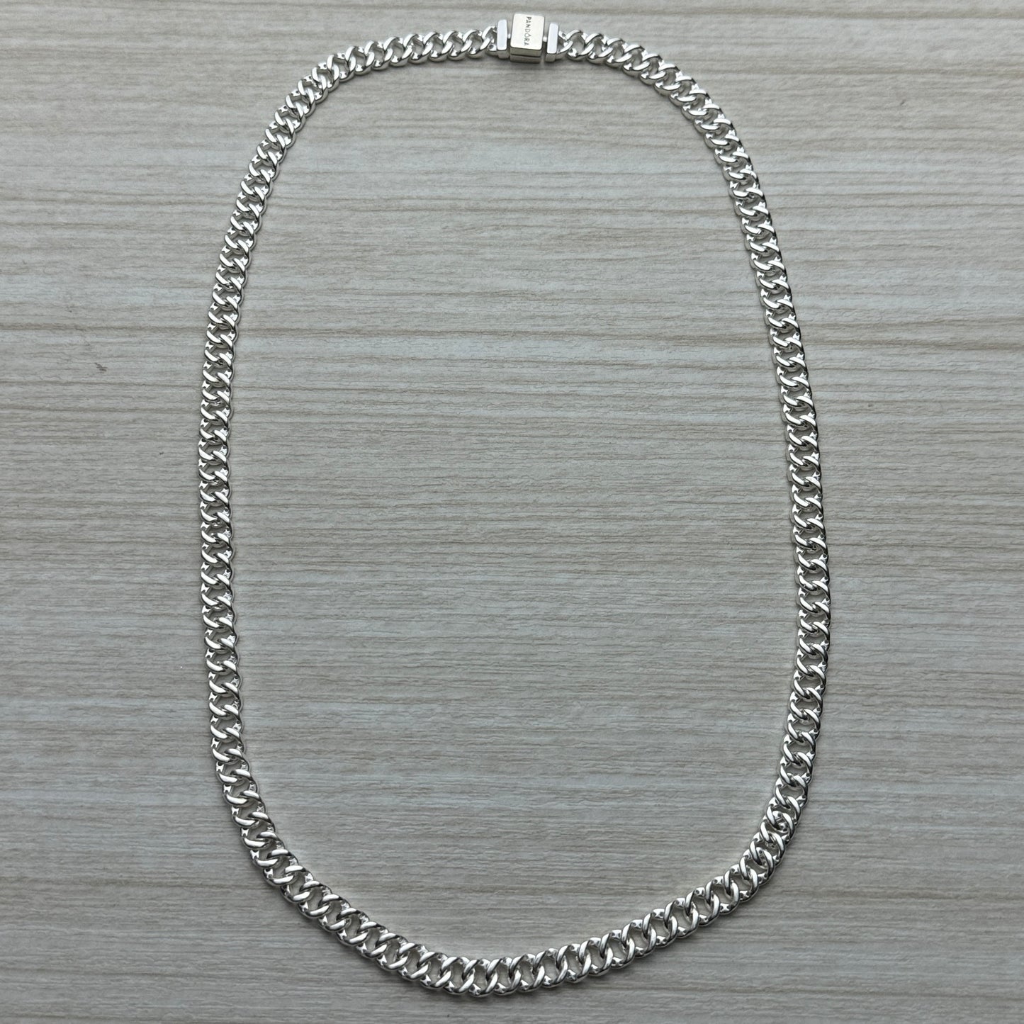 Collar Cubano Pandora Vista Desde Atrás