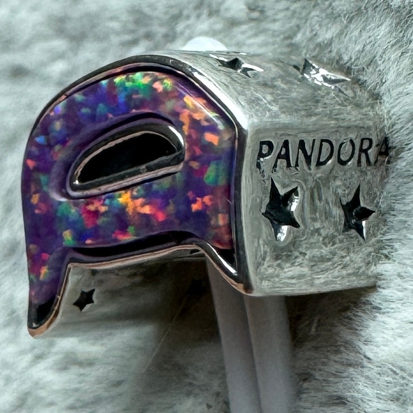 Charm Letra D Opalescente Disney Parks