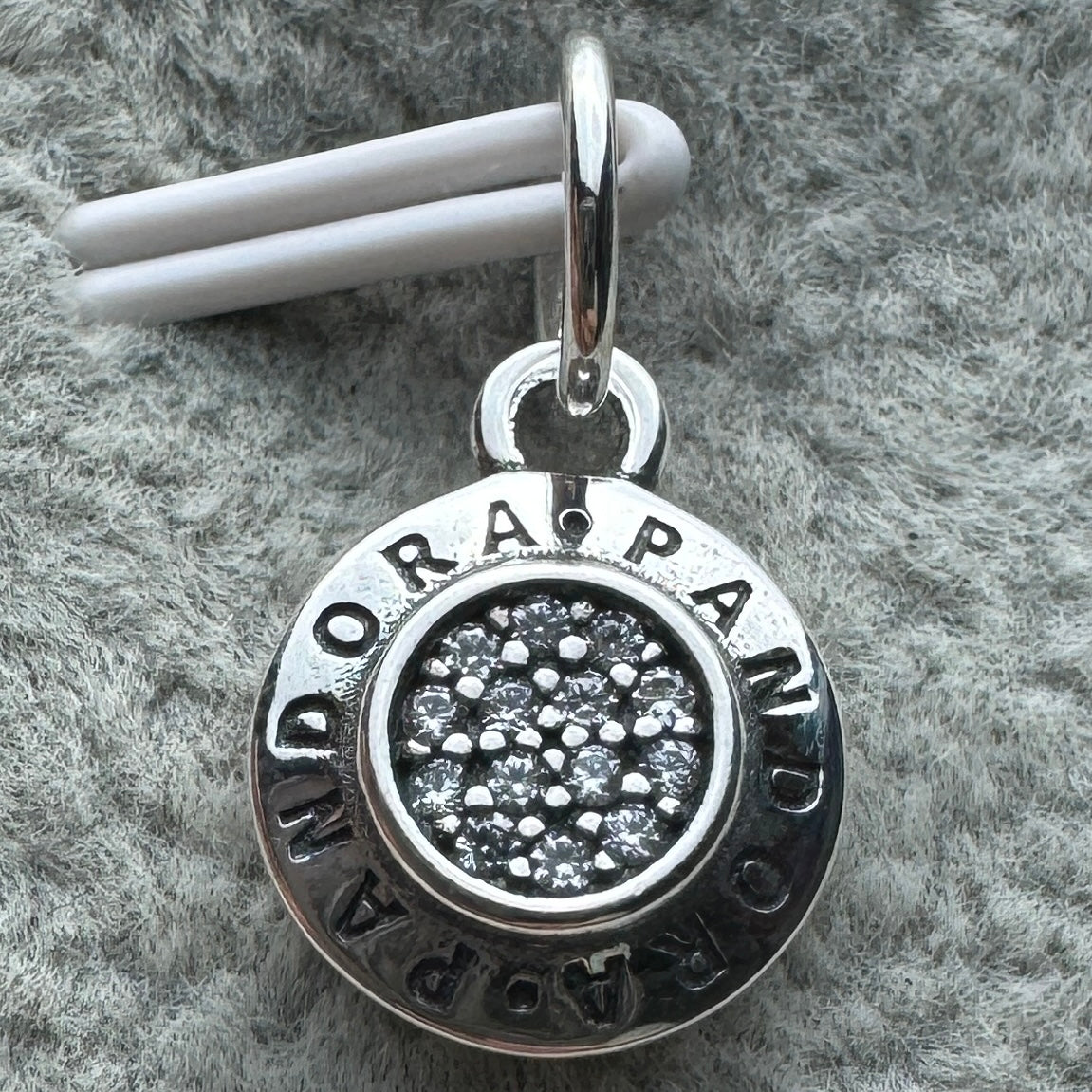 Charm Colgante Logotipo Redondo Brillante