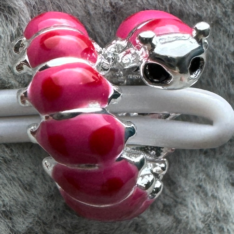 Charm Oruga Rosa