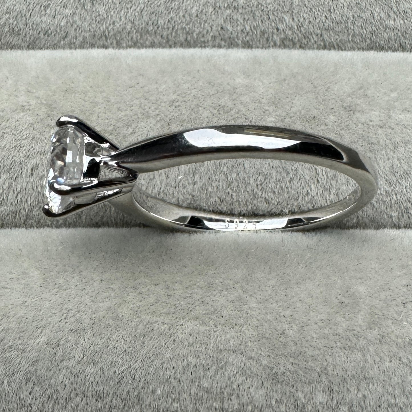 Anillo Círculo Moissanita