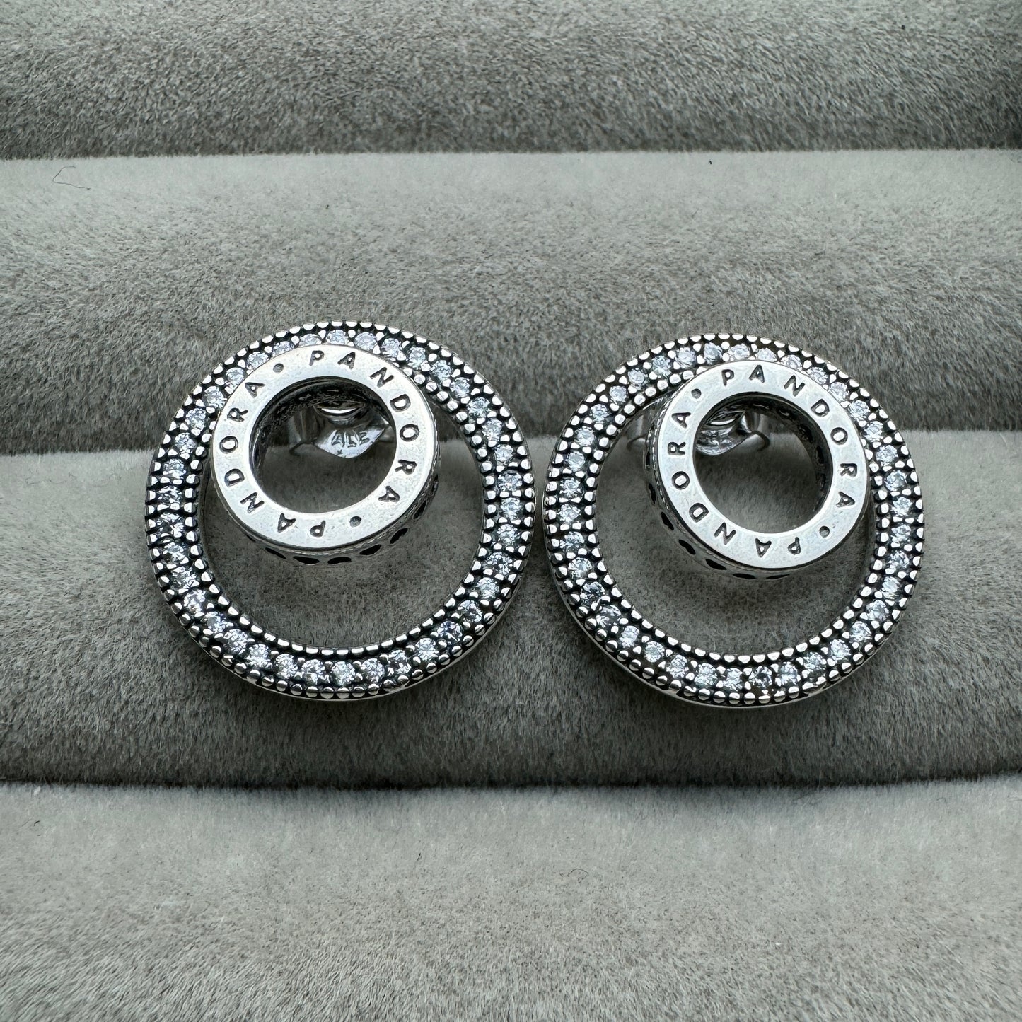 Aretes Pavé Y Logotipo