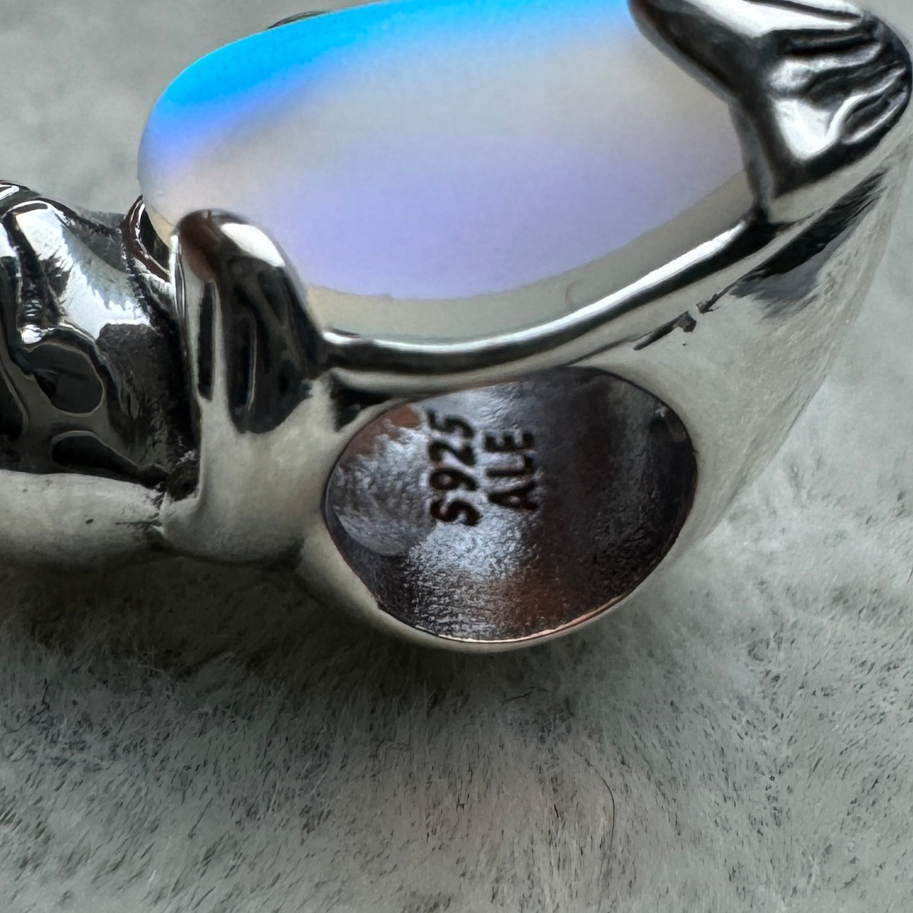 Charm Foca Cristal Iridescente Piedra De Luna