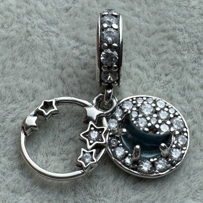 Charm Colgante Luna Creciente y Estrellas de Cielo Azul Nocturno