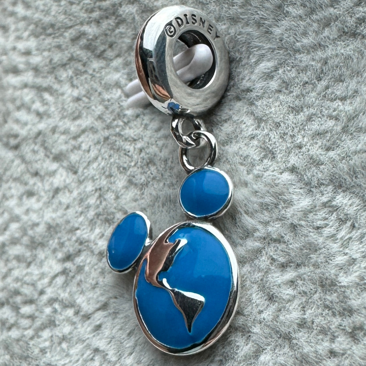 Charm Colgante Mundo Silueta De Mickey Azul Disney