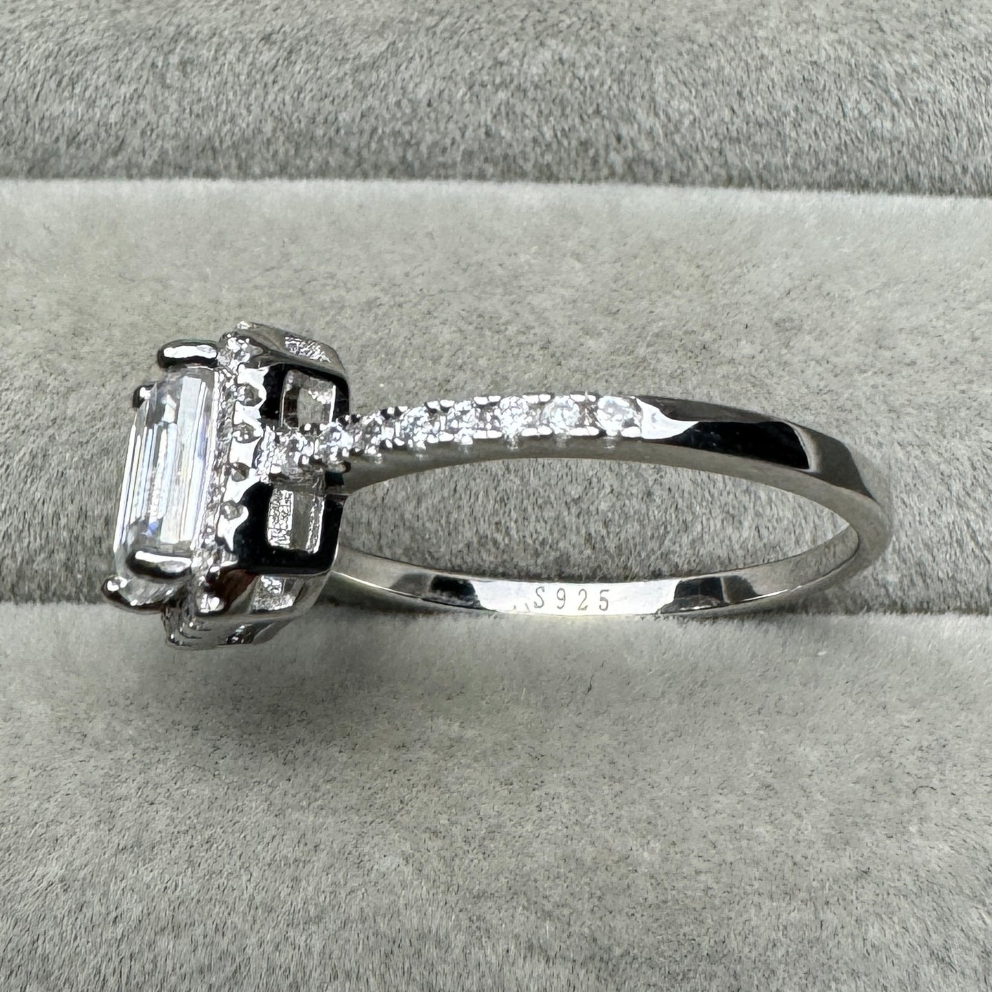 Anillo Rectángulo Corte Esmeralda Moissanita