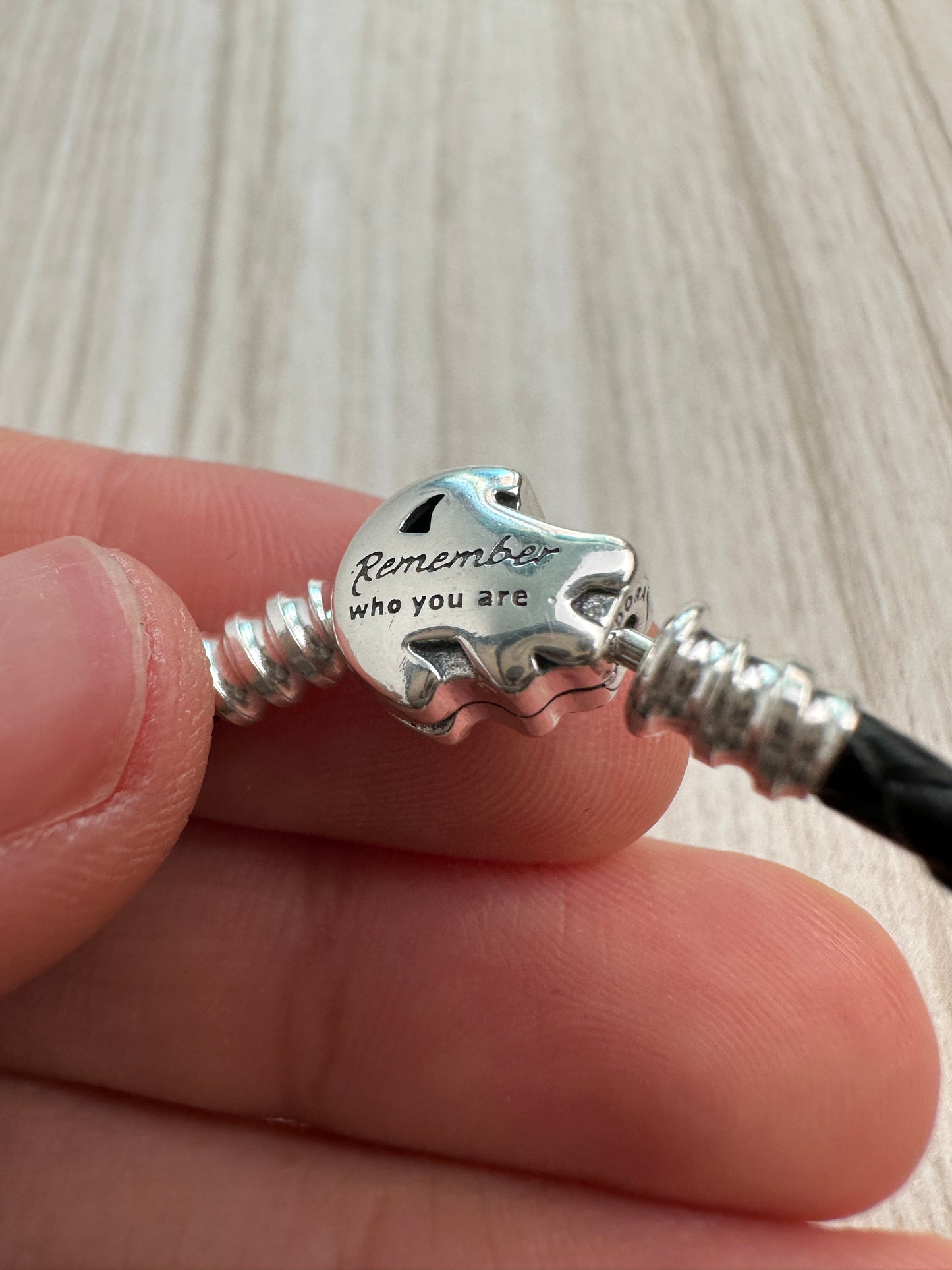 Brazalete De Cuero Negro Cierre Rey León