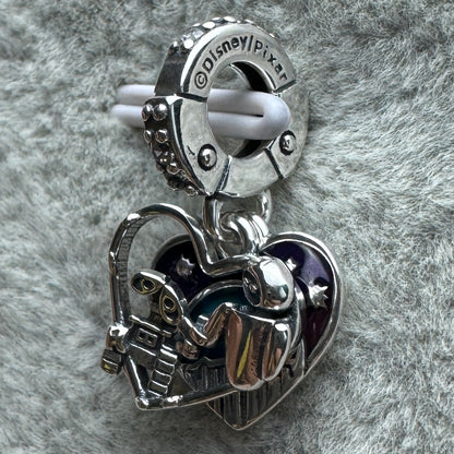 Charm Colgante Wall-E y Eva Que Brilla En La Oscuridad