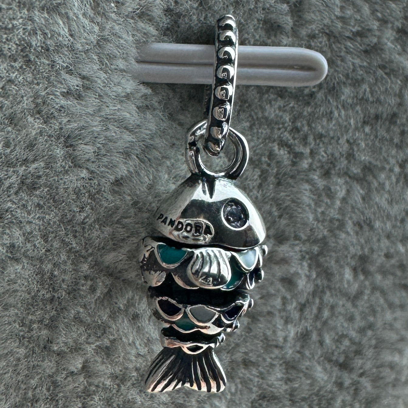 Charm Colgante Pescado Escamas Azules (Se Le Mueve Su Cuerpo)