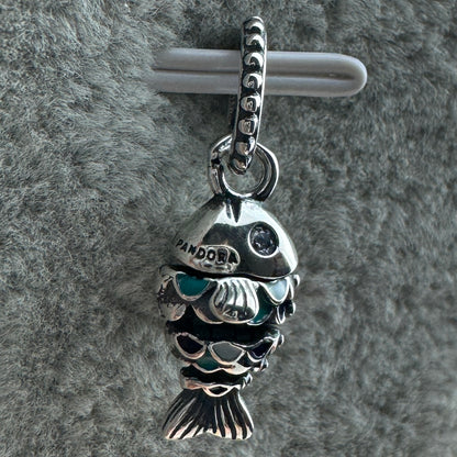 Charm Colgante Pescado Escamas Azules (Se Le Mueve Su Cuerpo)