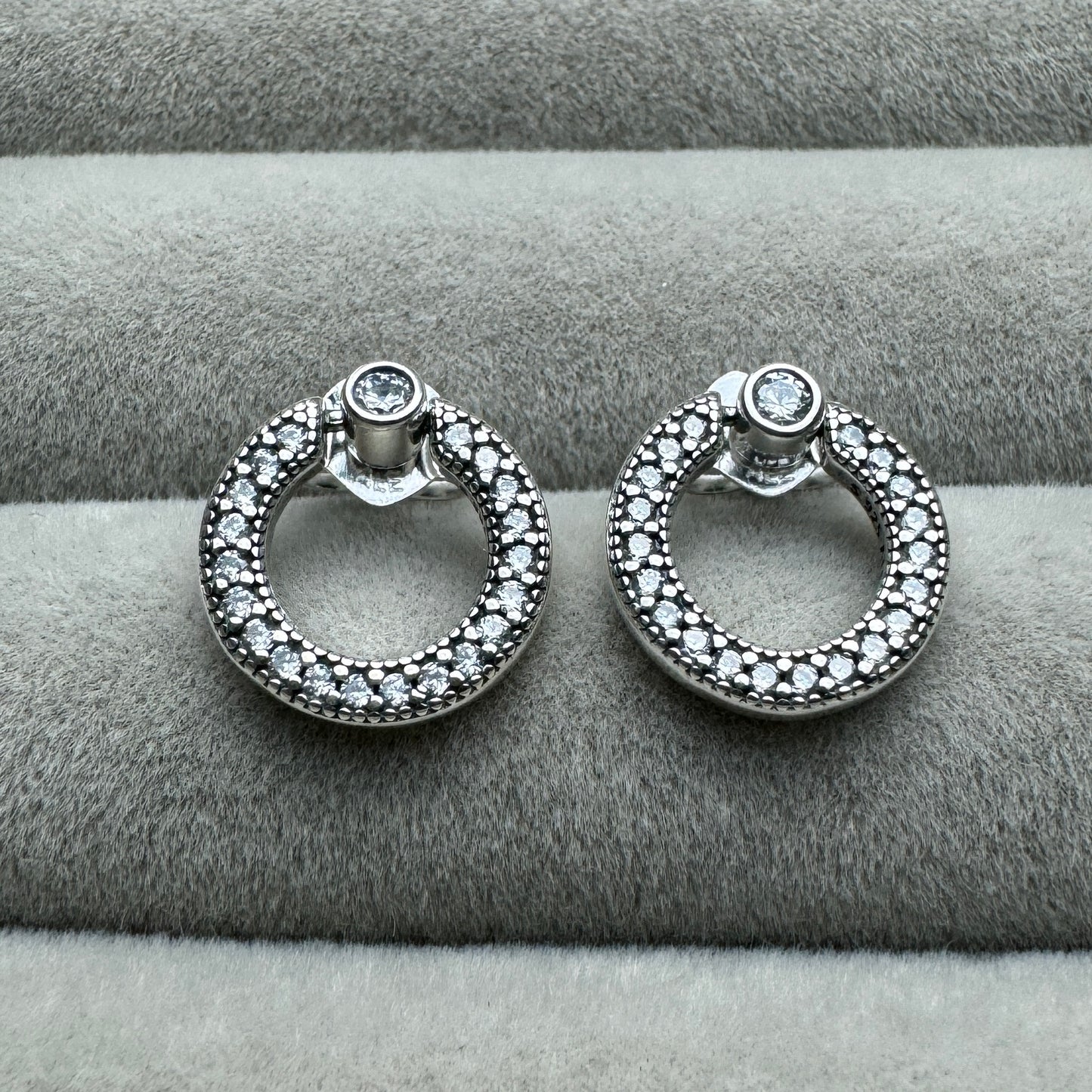 Aretes De Botón Reversibles Círculo De Pavé Y Logotipo
