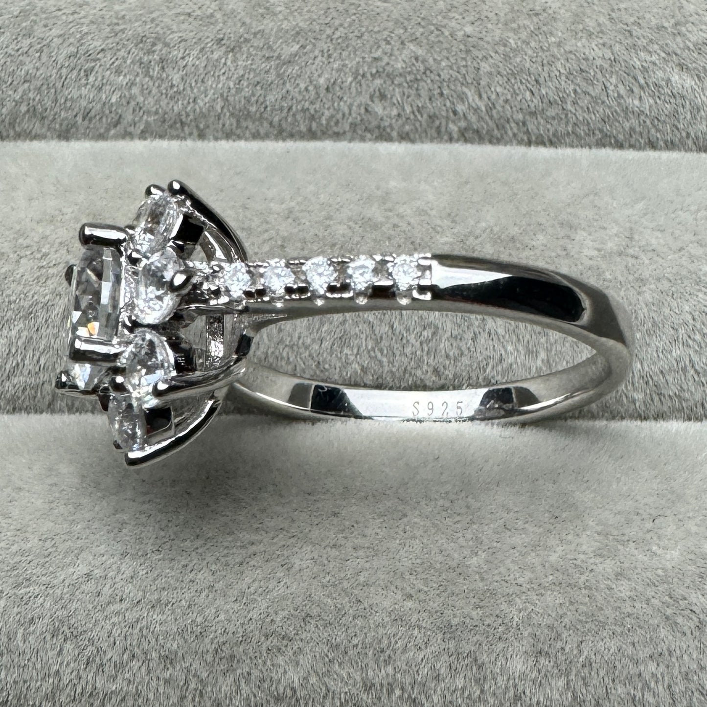 Anillo Flor 8 Lados Moissanita