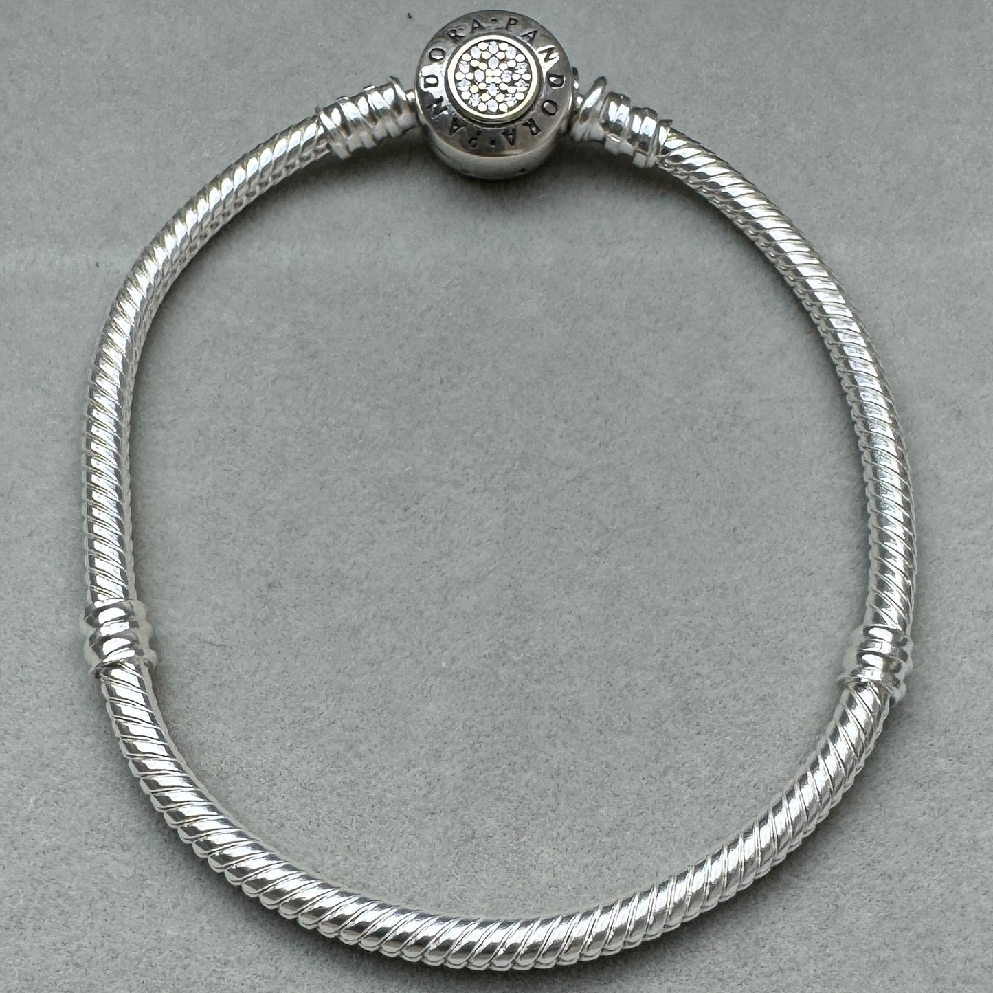 Brazalete Flexible Centro Dorado Logotipo