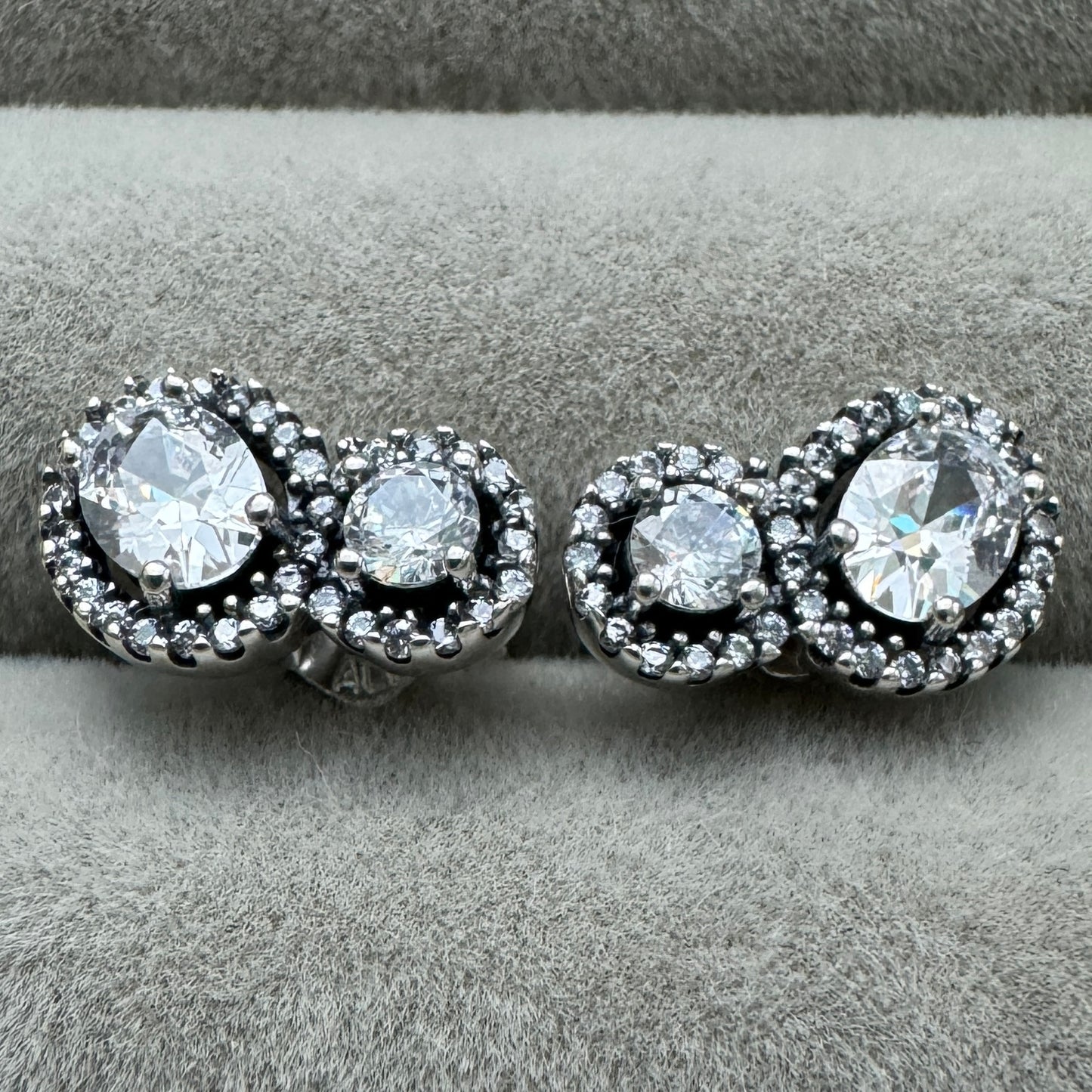 Aretes De Botón Halo Y Abrazo