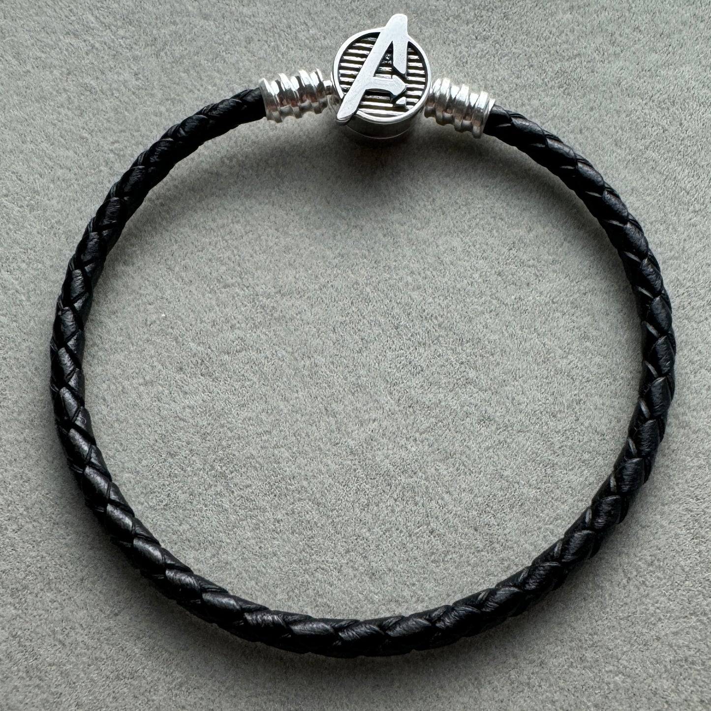 Brazalete Cuero Negro Broche Avengers