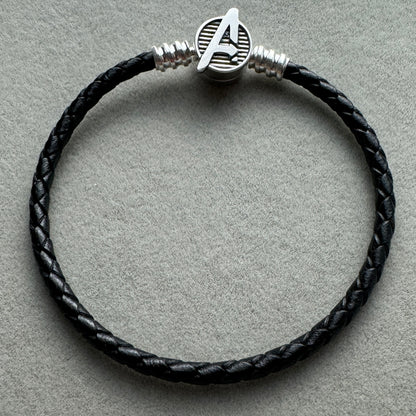 Brazalete Cuero Negro Broche Avengers