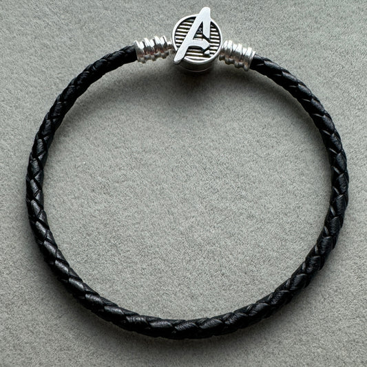 Brazalete Cuero Negro Broche Avengers