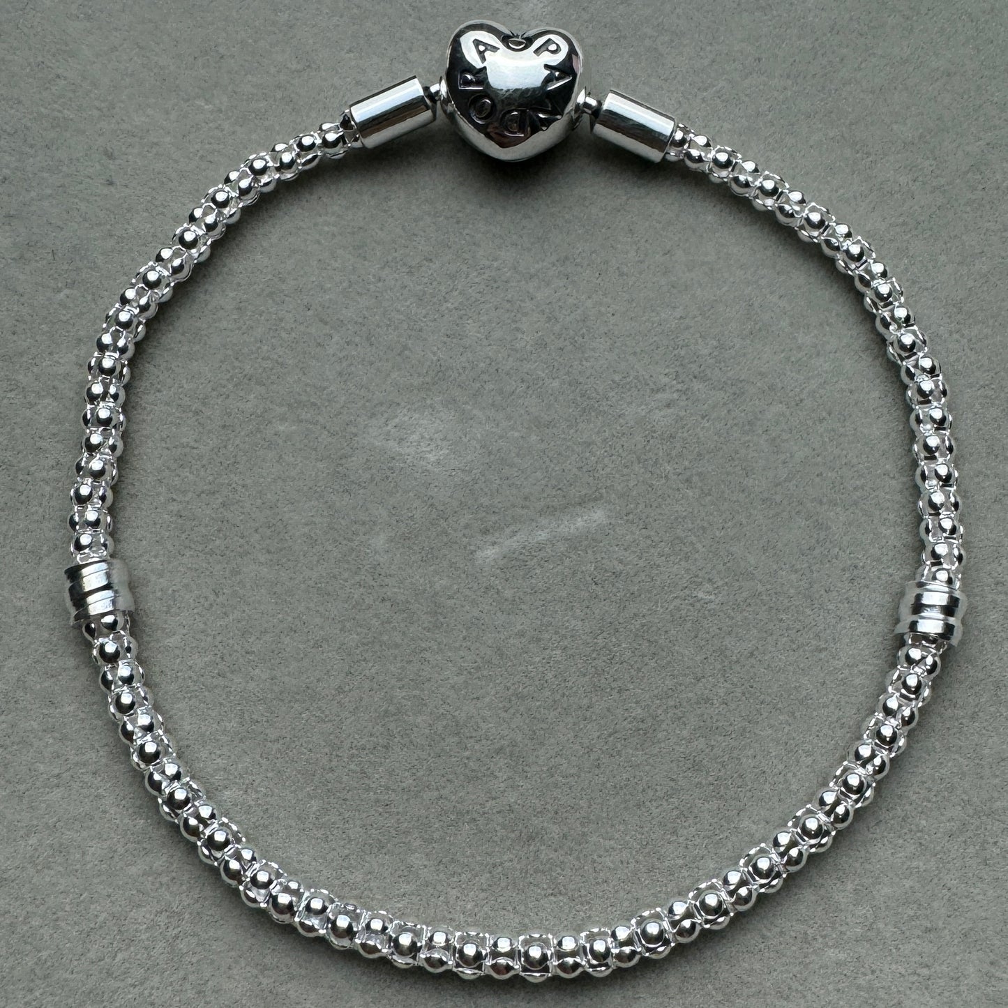 Brazalete Delgado Broche Corazón