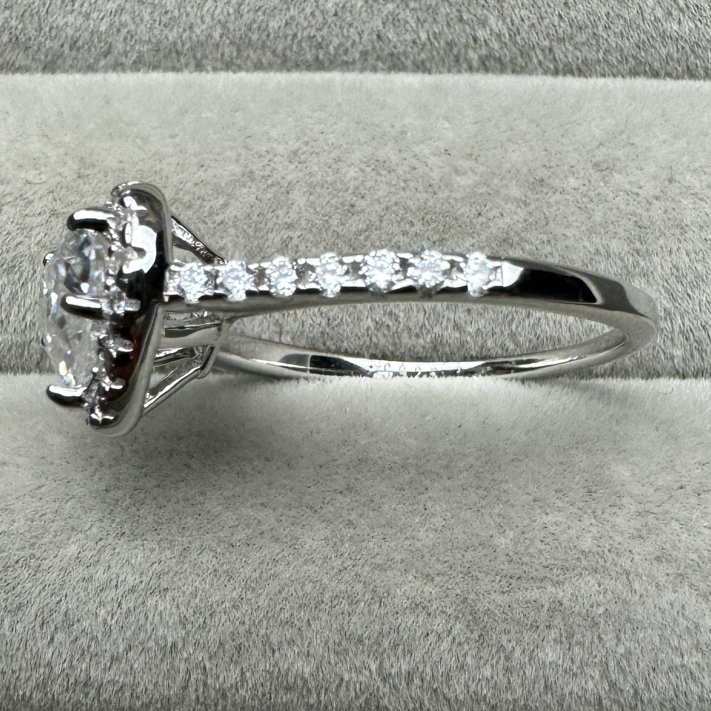 Anillo Corazón Contorno Moissanita