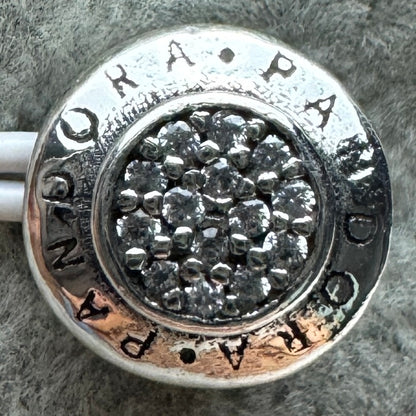 Charm Redondo Logotipo Pavé